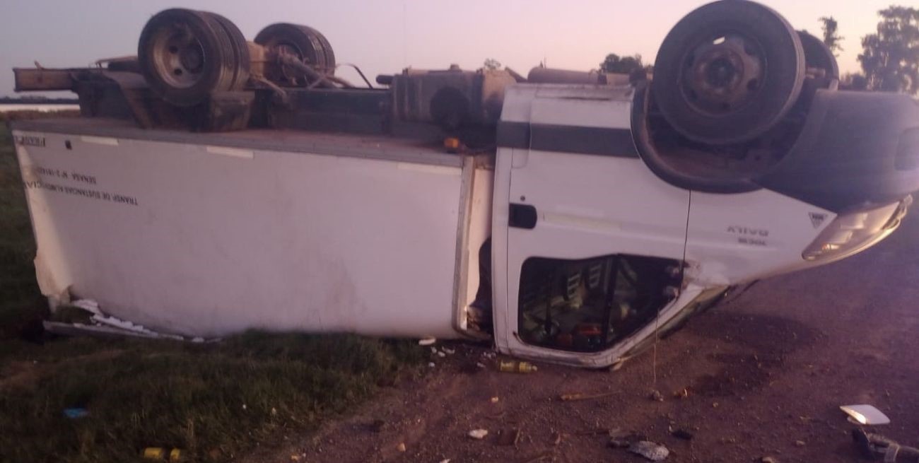 Fuerte choque en Ruta 34: un utilitario quedó con las cuatro ruedas hacia arriba