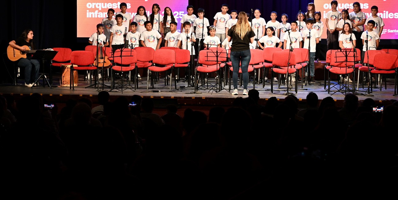Coros y orquestas de escuelas de la región se lucieron en el escenario