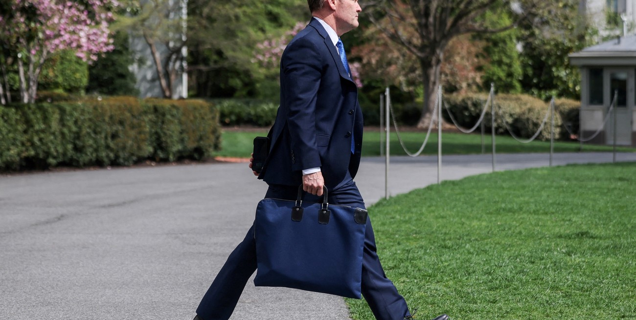 En medio de un escándalo, Mike Waltz deja de ser el asesor de Seguridad Nacional de Donald Trump