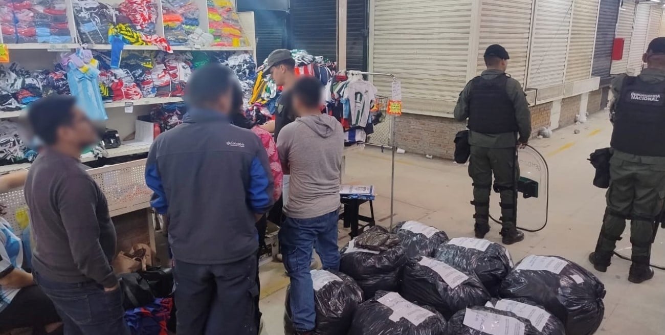 Desmantelaron una red de talleres clandestinos que fabricaban ropa deportiva 