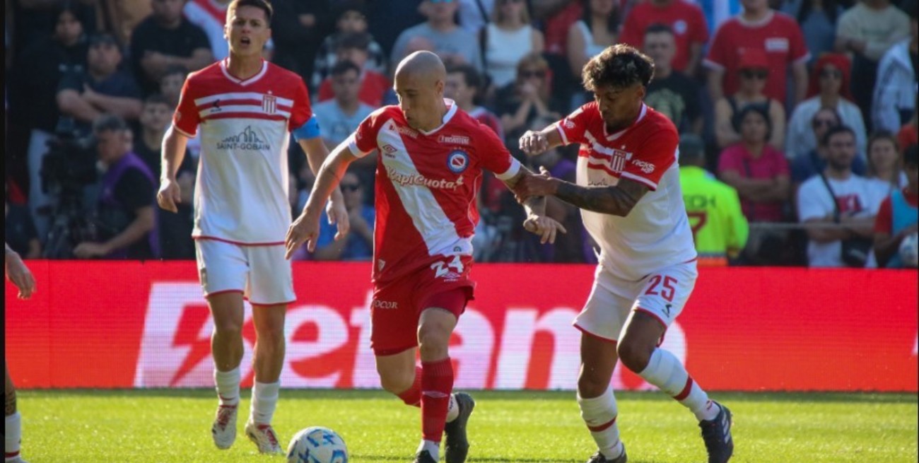 Argentinos aplastó a Estudiantes y escaló al primer lugar en la Zona A