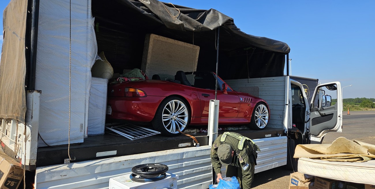 Descubren un BMW descapotable con patente paraguaya que viajaba en un camión de mudanza