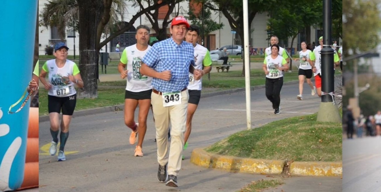 Forrest Gump corrió en Venado Tuerto y se ganó el corazón de todos