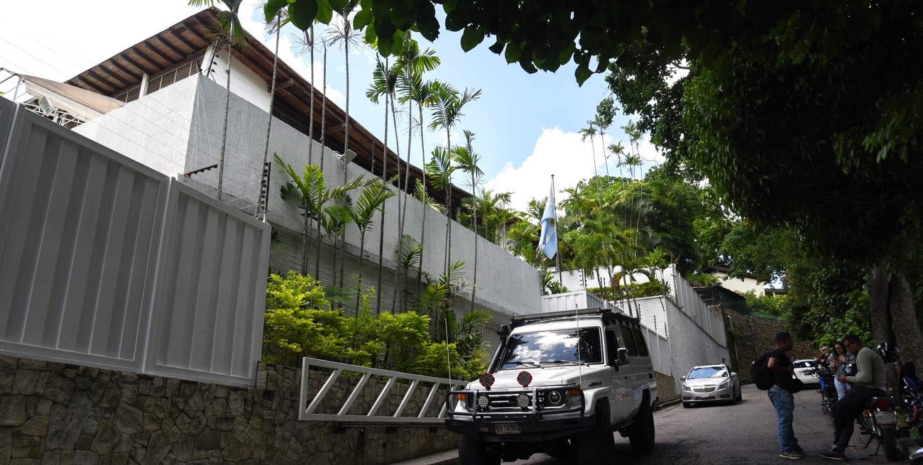 Los opositores al chavismo asilados en la embajada argentina habrían salido de Venezuela