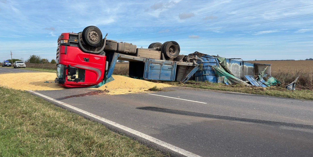 Espectacular vuelco de camión en Ruta 13 cerca de El Trébol