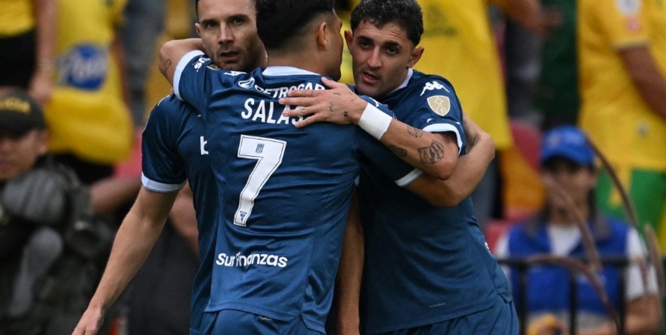 Racing goleó a Bucaramanga y es el único líder de su grupo