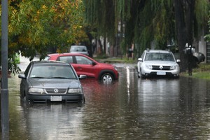 Hubo amplios sectores anegados en esta capital. Los desagües no daban abasto. Crédito: Flavio Raina
