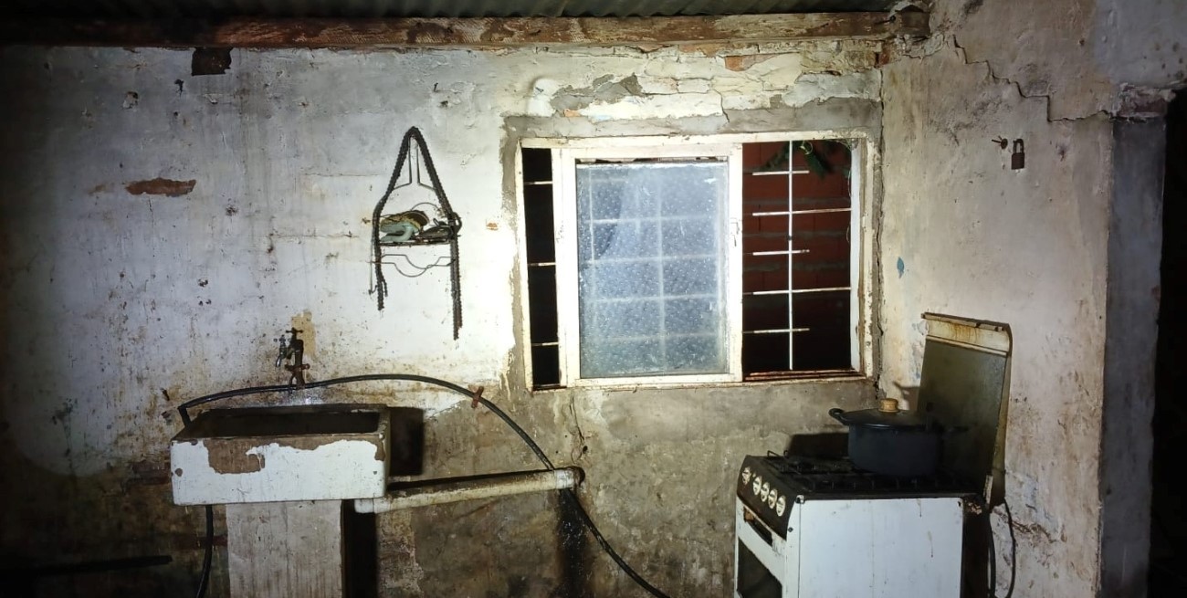 Policías y bomberos apagaron un incendio en una vivienda