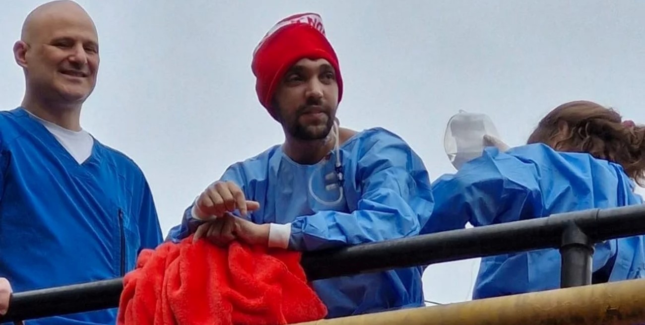 Pablo Grillo reapareció tras 55 días: salió a la terraza del hospital