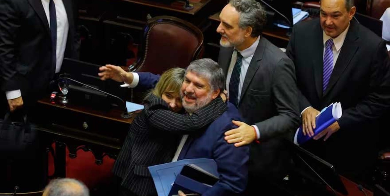 La celebración partidaria de una doble condenada