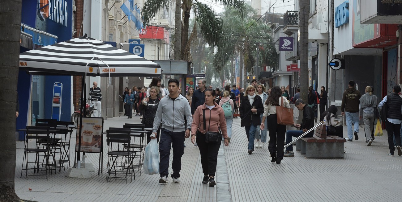 La pobreza retrocede porque suben ingresos en la informalidad laboral