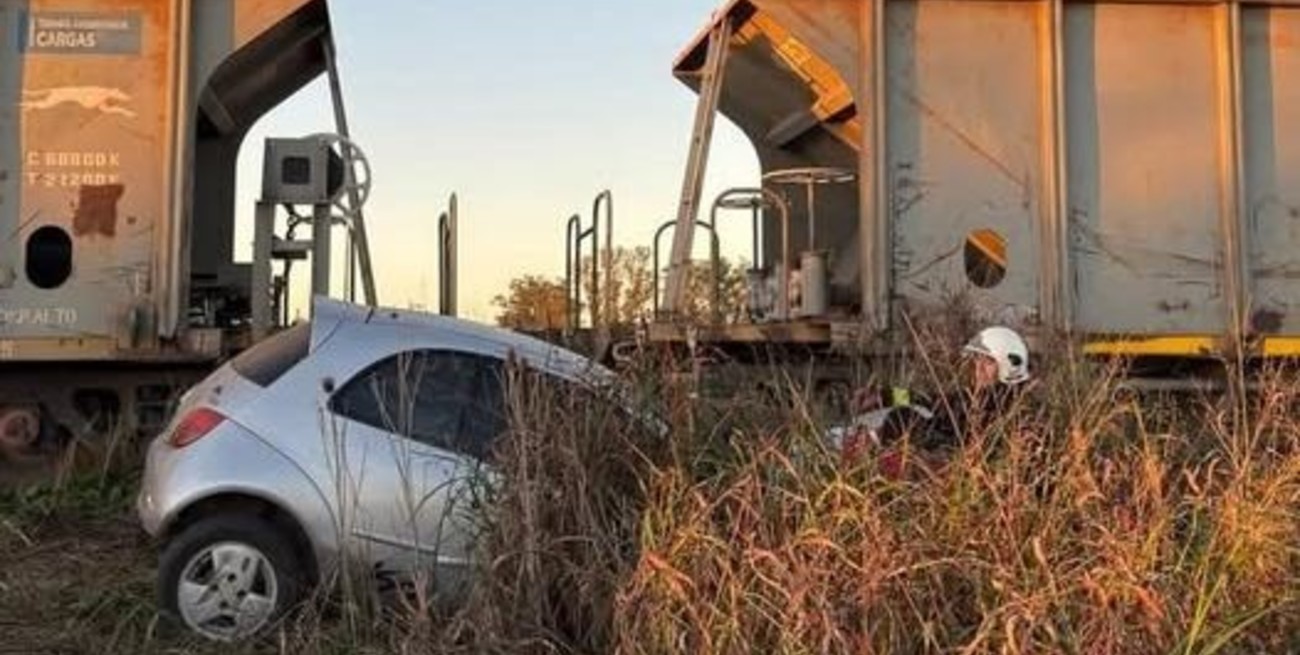 Una mujer resultó herida al ser embestido un auto por un tren en Totoras
