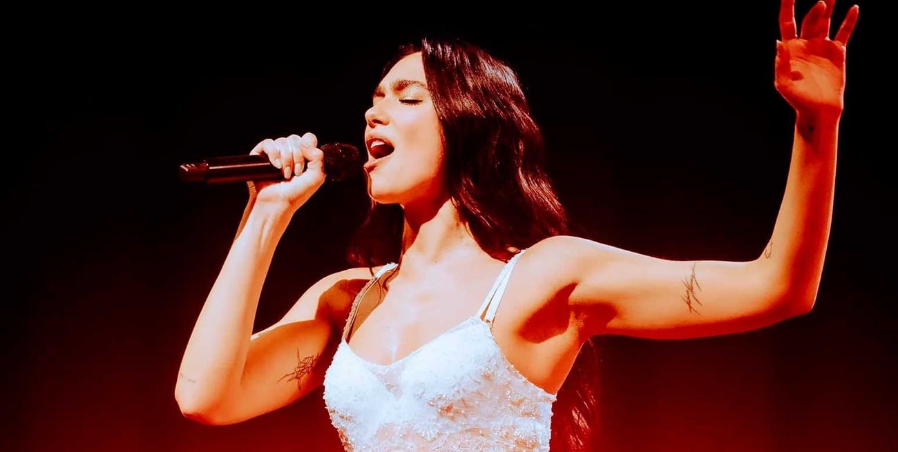 Dua Lipa sorprende al cantar "Me gustas tú" en español