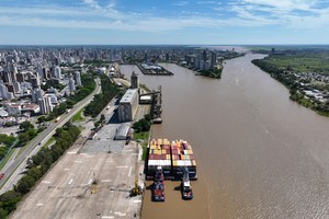 Imagen del absurdo. El puerto está operativo, los contenedores disponibles, pero las barcazas "paraguayas" no pueden operar. Sturzenegger podría corregir por decreto un límite que impone la ley de cabotaje para navieras nacionales que no existen. Fernando Nicola