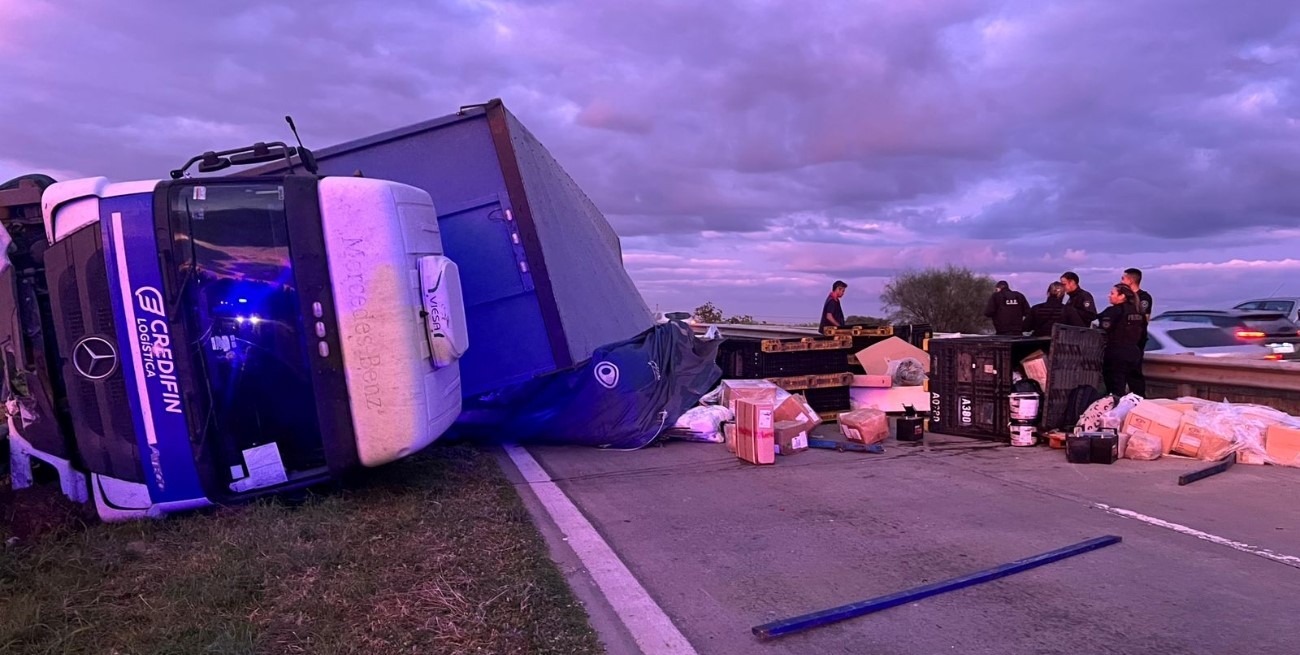 Ataque a piedrazos provocó el vuelco de un camión en Circunvalación Oeste