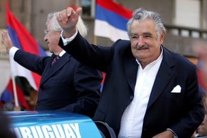 Pepe Mujica, ejemplo de austeridad y sincera modestia, que dejó una huella imborrable en la forma de hacer política. Imagen del 1 de marzo de 2010, cuando se dirigía a asumir la presidencia de Uruguay junto al vice Danilo Astori.