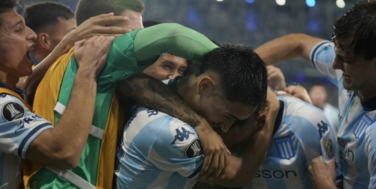 Racing goleó a Colo Colo por 4 a 0 y clasificó a los octavos de final