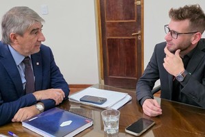 El Ministro de Gobierno e Innovación Pública, Fabián Bastia, recibió al senador Oscar Dolzani.