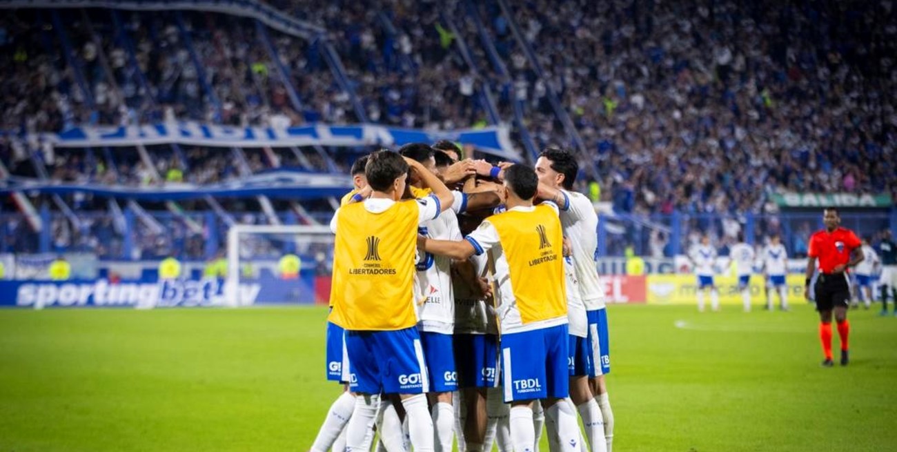 Vélez goleó a San Antonio Bulo Bulo y se clasificó a los octavos de final