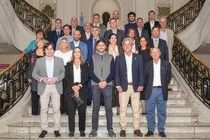 El gobernador y funcionarios junto a representantes agropecuarios.