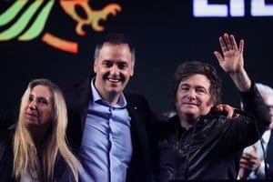 Manuel Adorni junto a Javier Milei y Karina Milei. Crédito: REUTERS/Tomás Cuesta