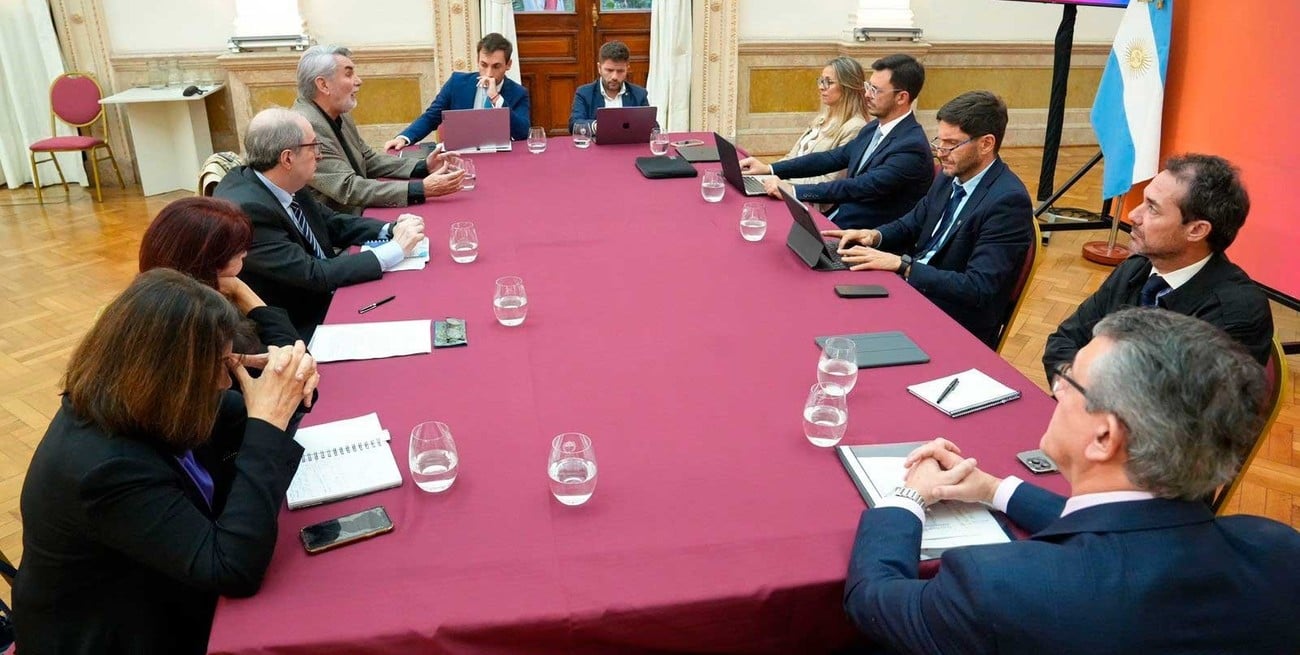 Pullaro se reunió con académicos por la reforma constitucional