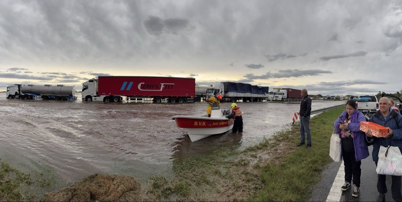 Impactante: rescatan con lanchas y motos de agua a personas varadas en la Ruta 9