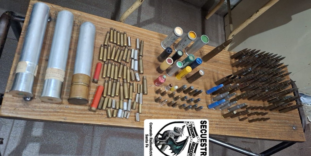 Hallan cartuchos y municiones en un contenedor de basura en la calle