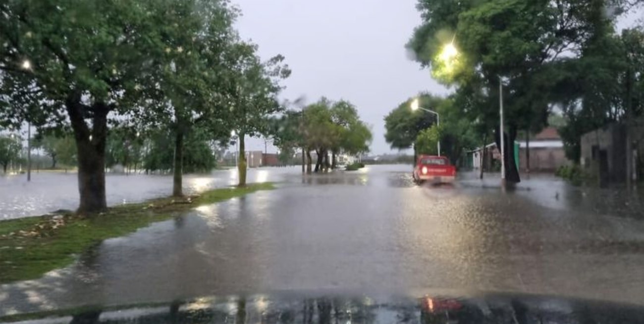 Localidades inundadas y evacuados por la tormenta que dejó a la Cuña Boscosa sin luz
