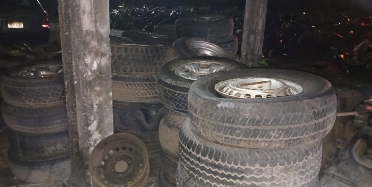 Dos detenidos por robar neumáticos del depósito judicial de la policía