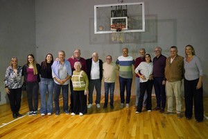 Jugadores y familiares del equipo de Almagro campeón nacional de clubes de 1968 en una jornada plena de emoción y reconocimiento para quienes tanto hicieron por el básquetbol esperancino. Crédito: Gentileza Prensa Almagro