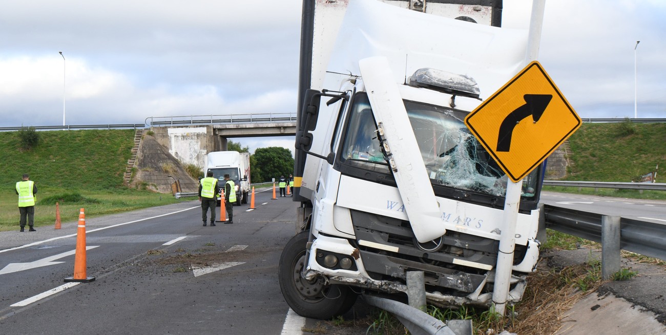 Un camionero se durmió y chocó contra el guardarrail en la ruta 168