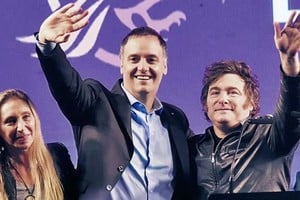 La Libertad Avanza: los hermanos Karina y Javier Milei flanquean al candidato vencedor, Manuel Adorni.
