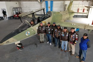 Owen Crippa junto a los mecánicos y el anhelado Aermacchi. Crédito: Fernando Nicola