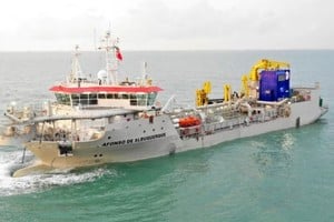 Jan de Nul sigue dragando "por contrato directo" el canal fluvial decisivo de las exportaciones argentinas.