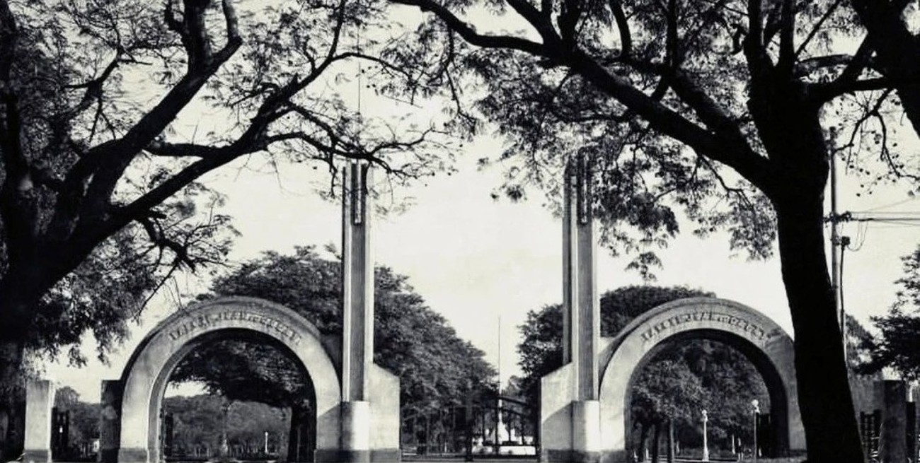 Parque Garay, del emblemático arco de acceso a las letras corpóreas