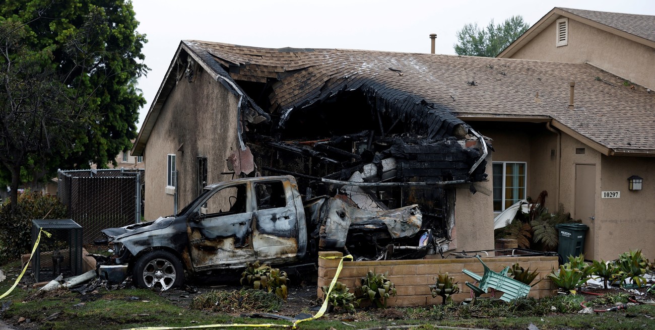 Estados Unidos: un avión se estrelló en San Diego y provocó múltiples muertes