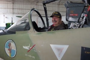 Crippa sigue reafirmando la causa Malvinas: su convicción lo llevó a recuperar el Aermacchi. Fernando Nicola.