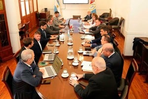 La amplia mesa que se llevó a cabo en Santa Fe.