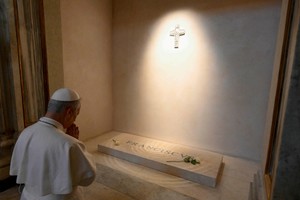 Hermandad. El nuevo papa saluda en su tumba al argentino Francisco. Crédito: Reuters
