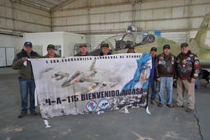 "4-A-115, bienvenido a casa", la bandera que presentó la 1ra Escuadrilla Aeronaval de Ataque. 