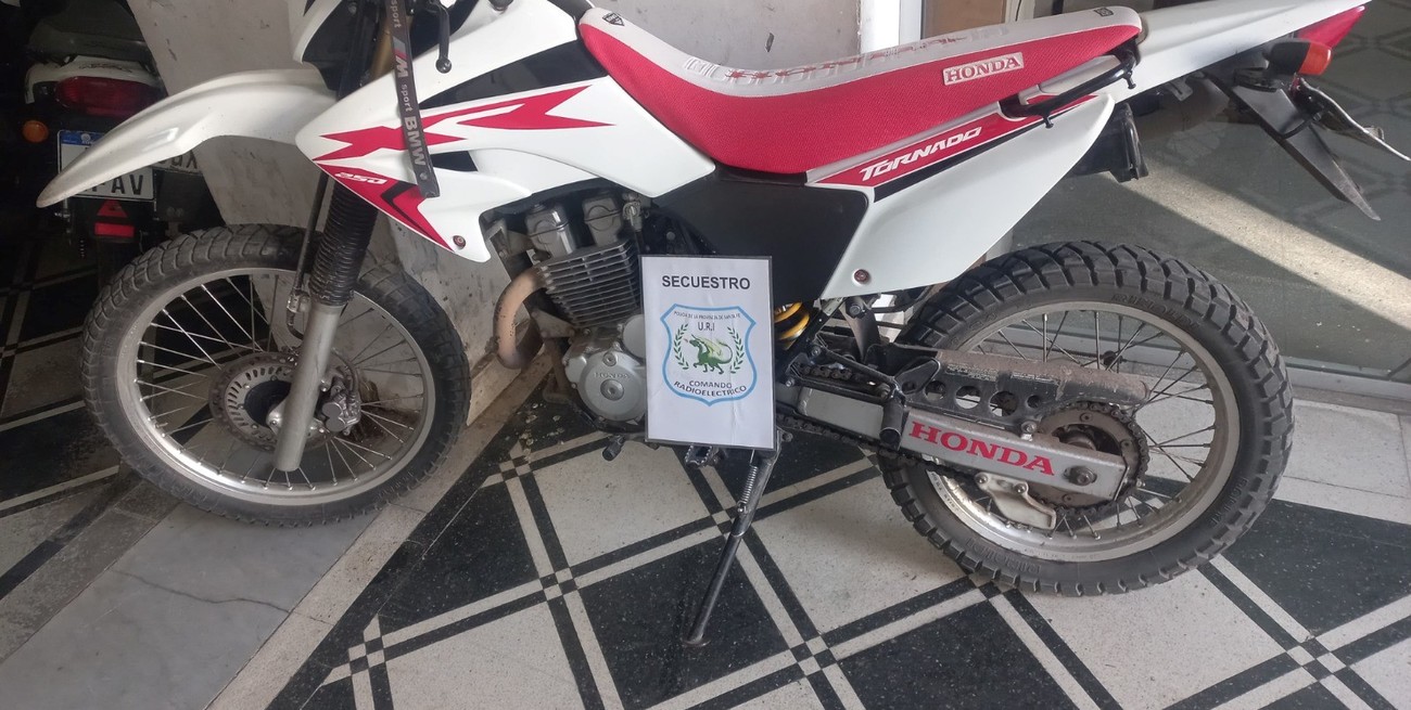 Santa Fe: un escape en moto terminó con el hallazgo de una escopeta y droga adentro de una casa