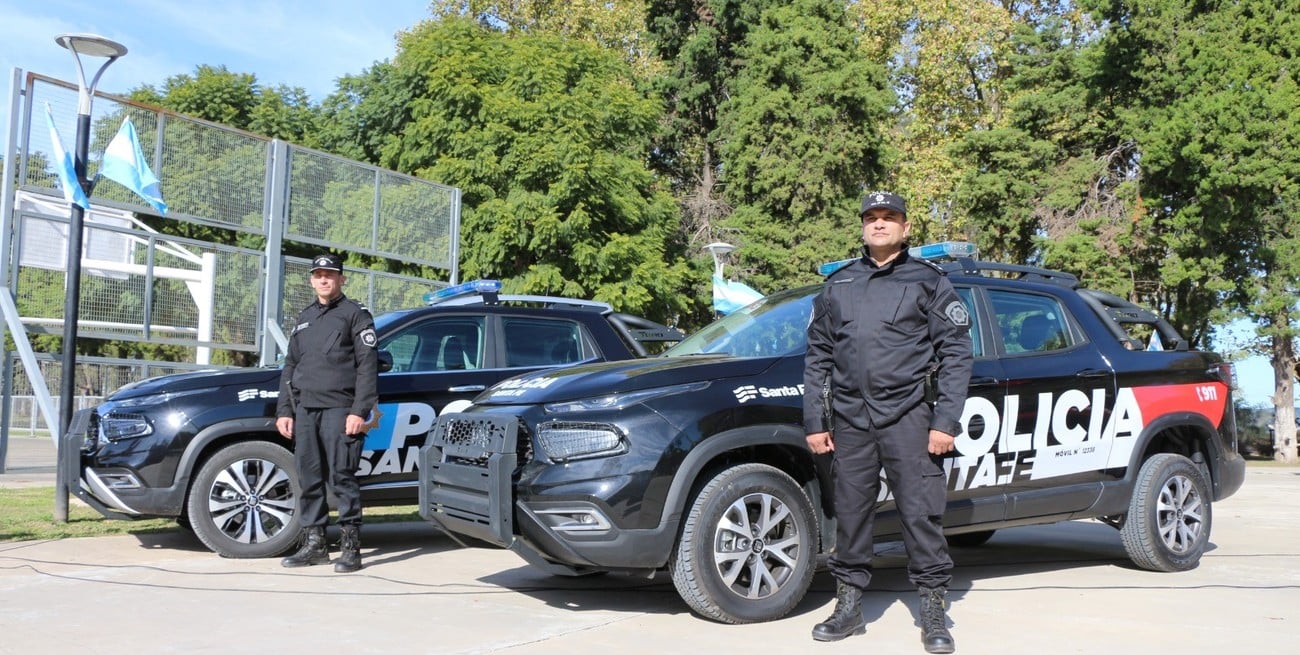Provincia entregó cuatro móviles policiales a localidades del departamento Constitución