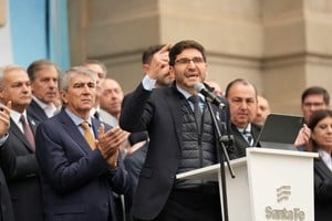 El gobernador encabezó el acto central por el 25 de Mayo con un fuerte mensaje en defensa del federalismo y el desarrollo del interior productivo.