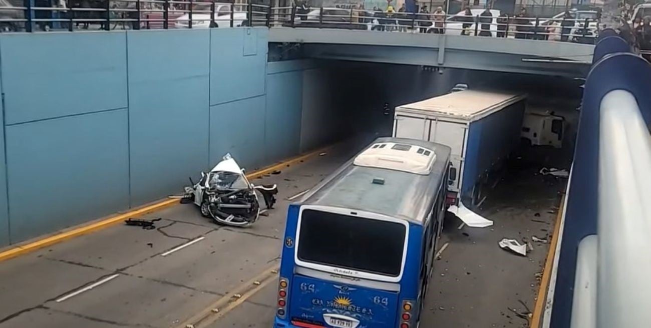 Tragedia en Colombia: nueve muertos y siete heridos tras un choque de ómnibus en el Puente Helicoidal