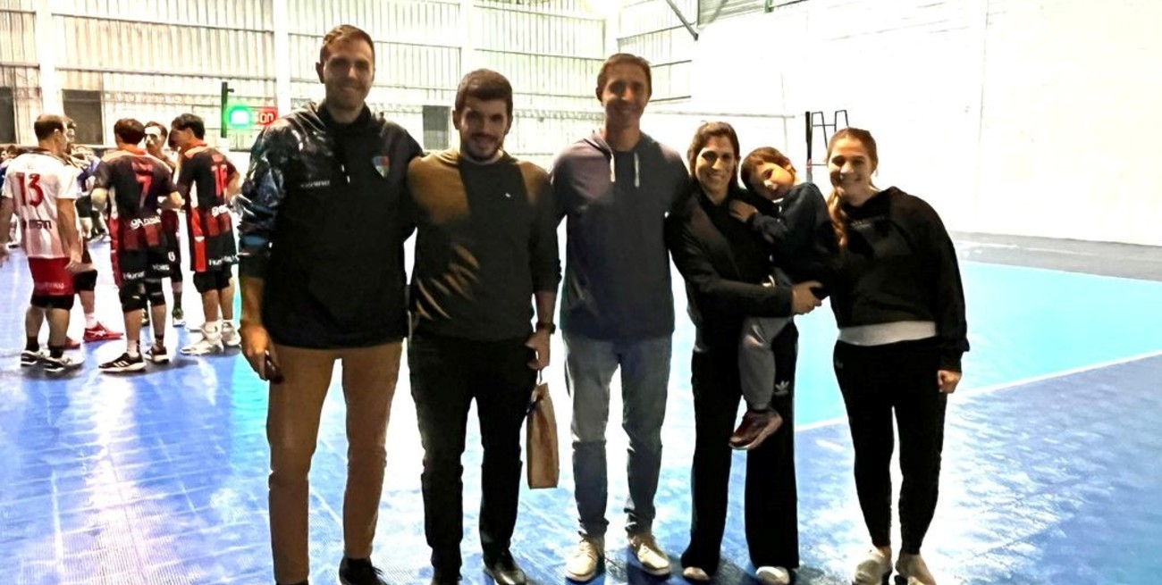 Venado Tuerto celebra el avance en infraestructura deportiva con nuevo piso deportivo profesional de vóley