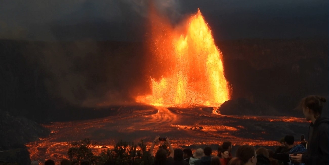 El volcán Kilauea entró en erupción y lanzó chorros de lava de 300 metros
