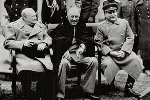 Febrero de 1945, Conferencia de Yalta, Crimea, entonces territorio soviético. Reunión de los "Tres Grandes". Desde la izquierda: Winston Churchill (Gran Bretaña), Frank Delano Roosevelt (Estados Unidos) y Iósif Stalin (Unión Soviética). Archivo El Litoral