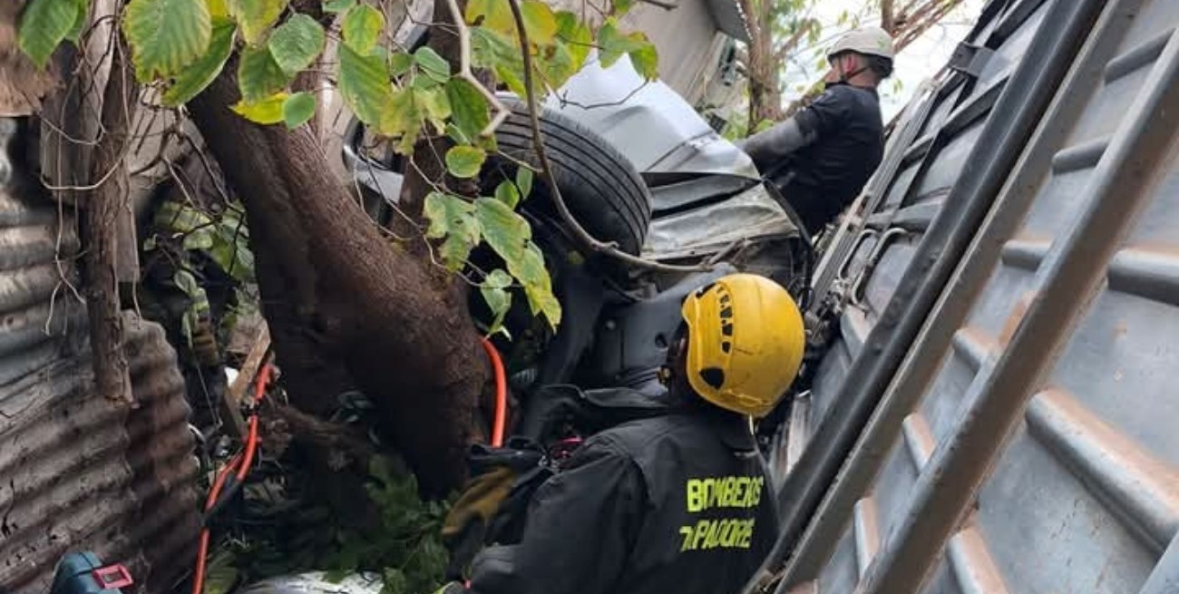 Bomberos rescataron a una mujer atrapada en su automóvil tras ser embestida por un tren