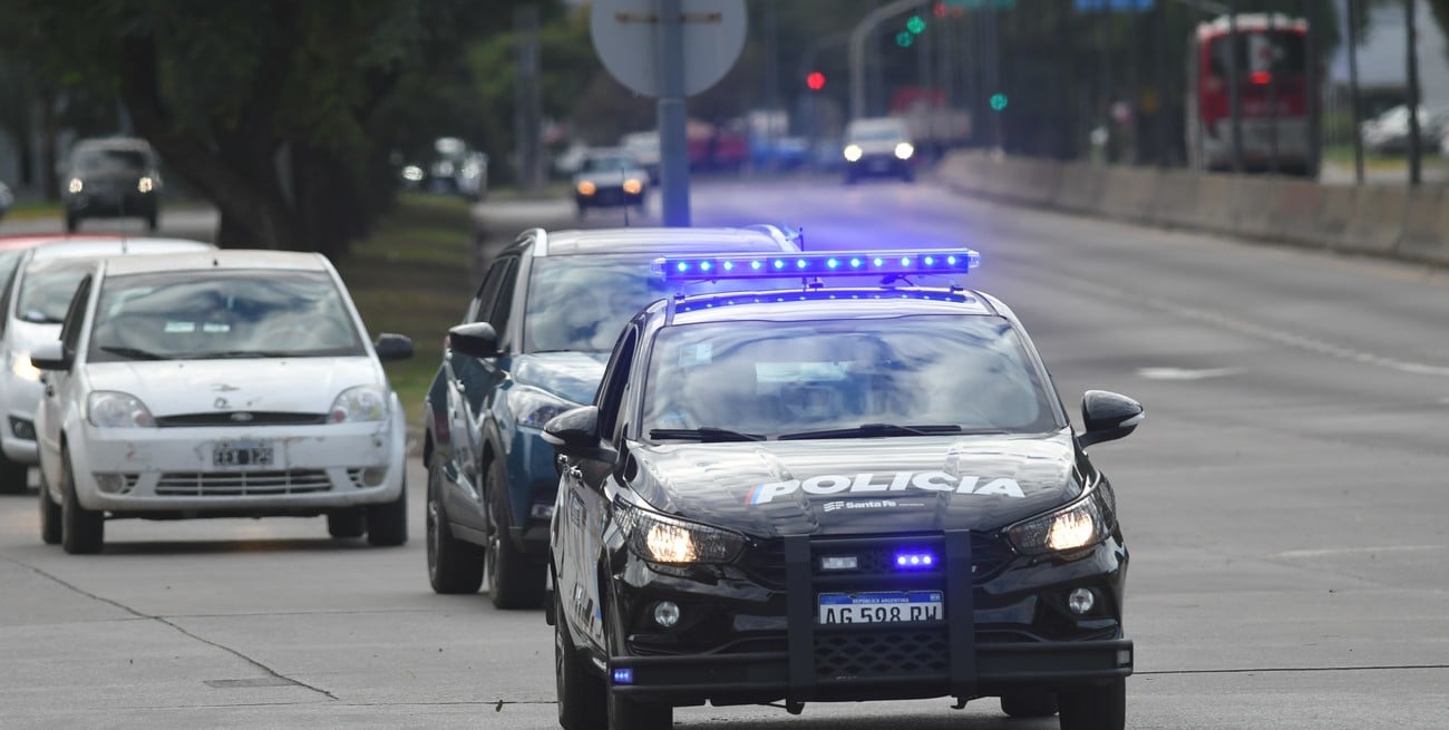 Policías hallaron una pista para cuadreras y fueron agredidos 